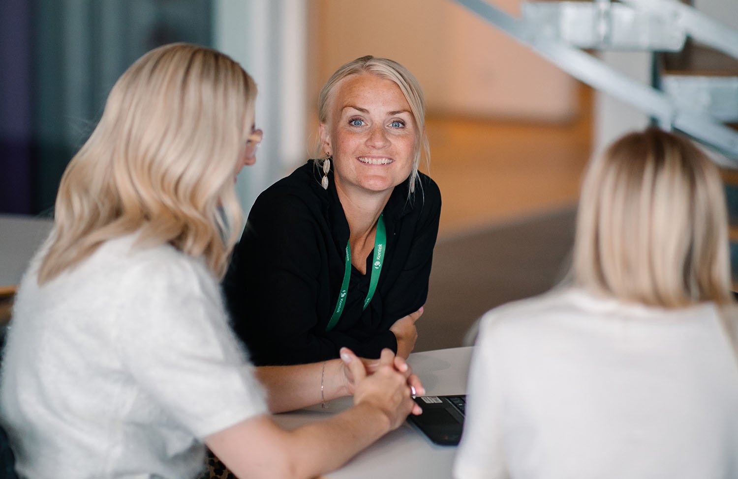 Kvinna-kamera_1500x975