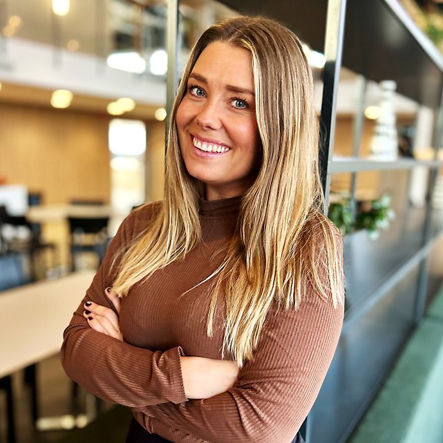 Blond kvinna som ler 