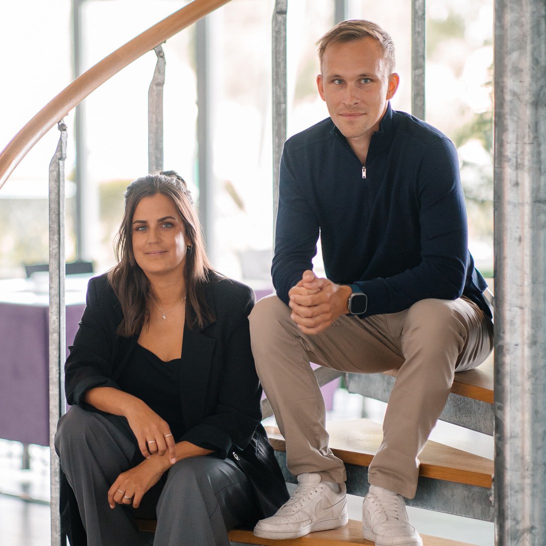 två personer som sitter i en trappa